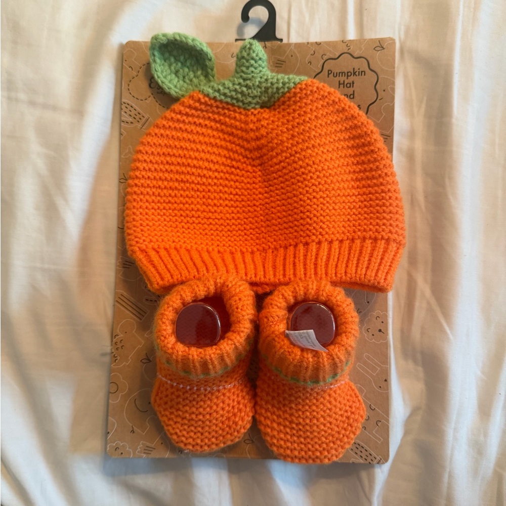 NWT Newborn / Baby Orange Pumpkin Knit Hat and Booties Set